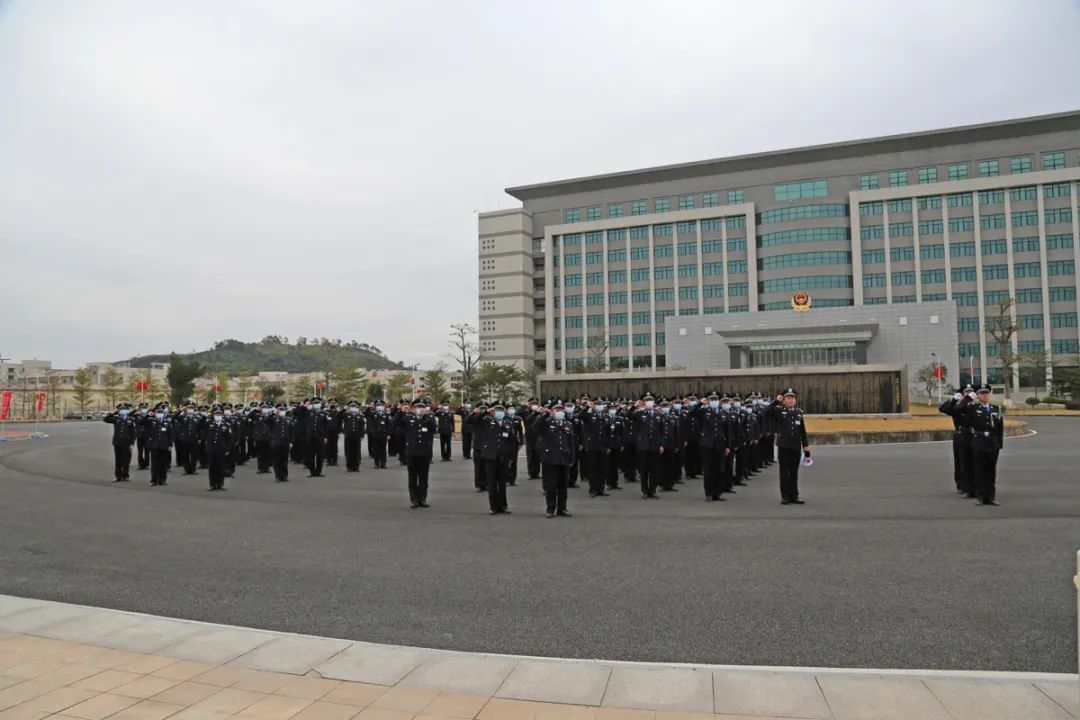 監獄黨委書記,監獄長許珂同志帶領全體警察重溫入警誓詞,在警旗下莊重