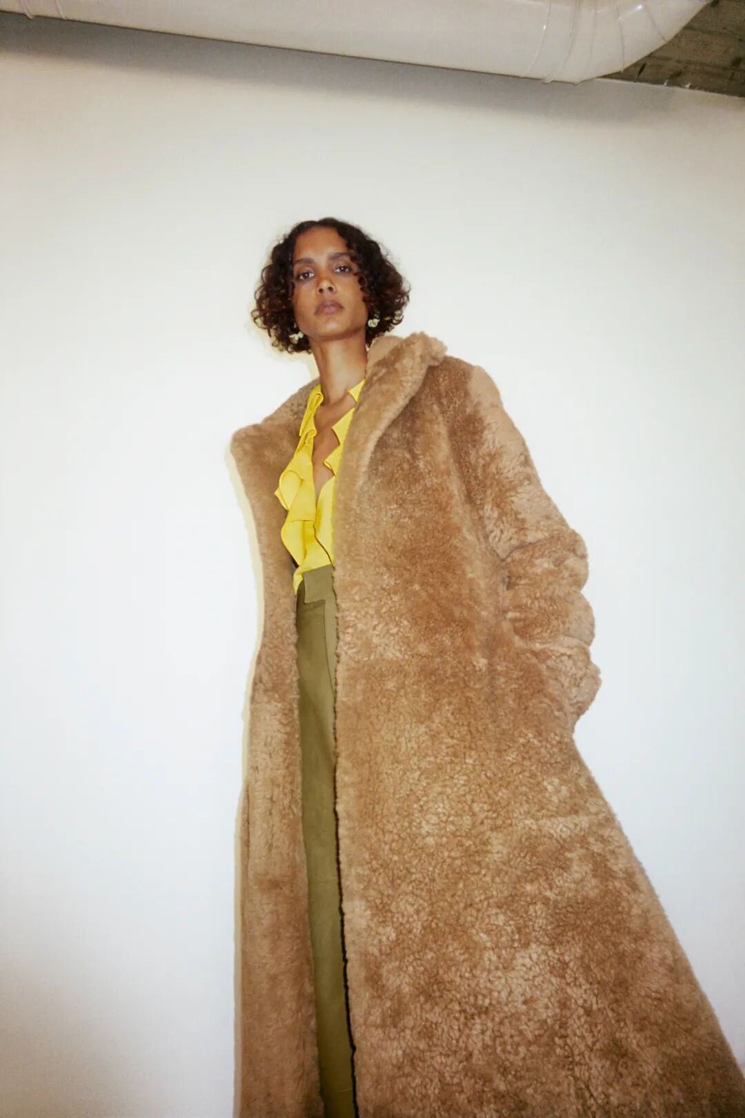 裤腿却非常细,这是由一种叫做dickies cotton的棉花织物制成,体现了