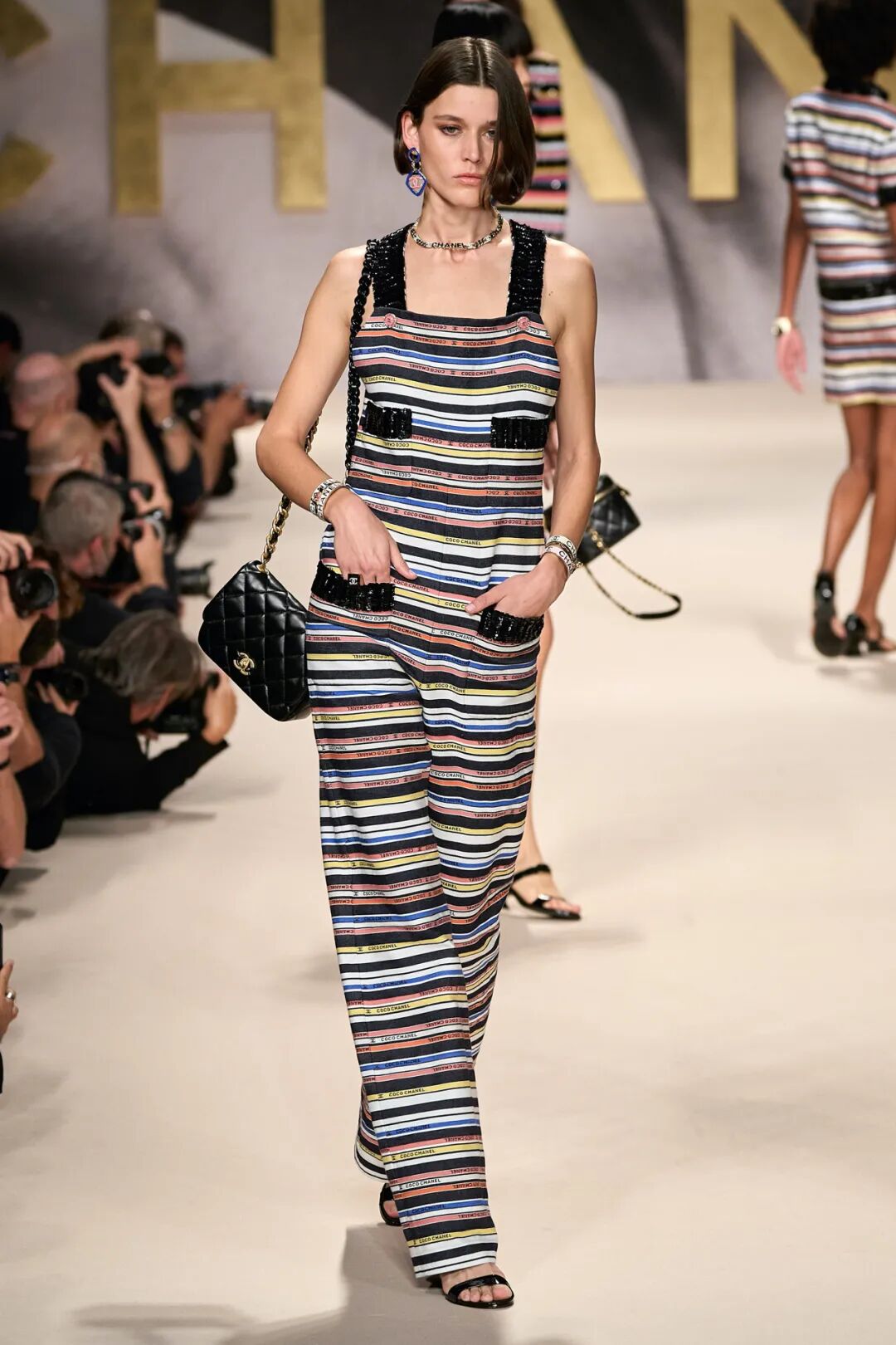 重温90年代:香奈儿2022春夏成衣发布赏析_友友