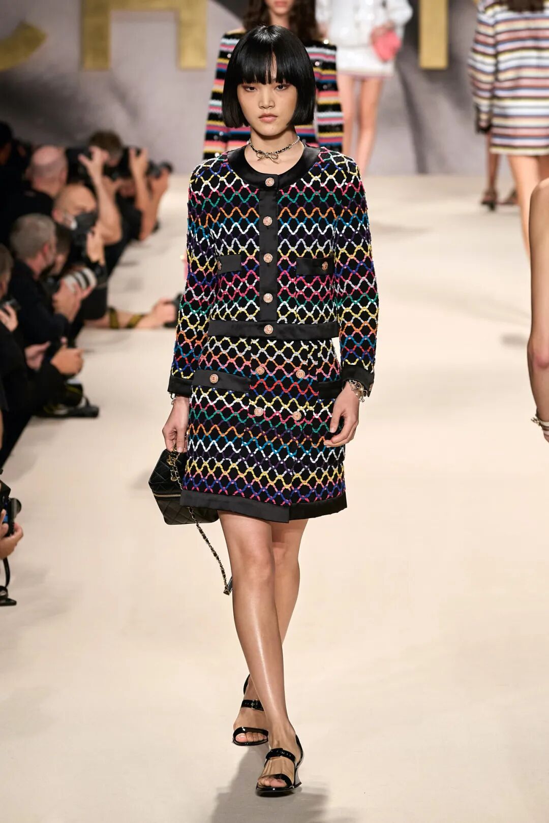 温暖针织:针织的香奈儿套装,更加让人放松,配上柔和的色彩,将我们瞬间