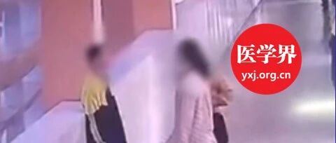 被妈妈当众扇耳光后，男孩从走廊一跃而下……