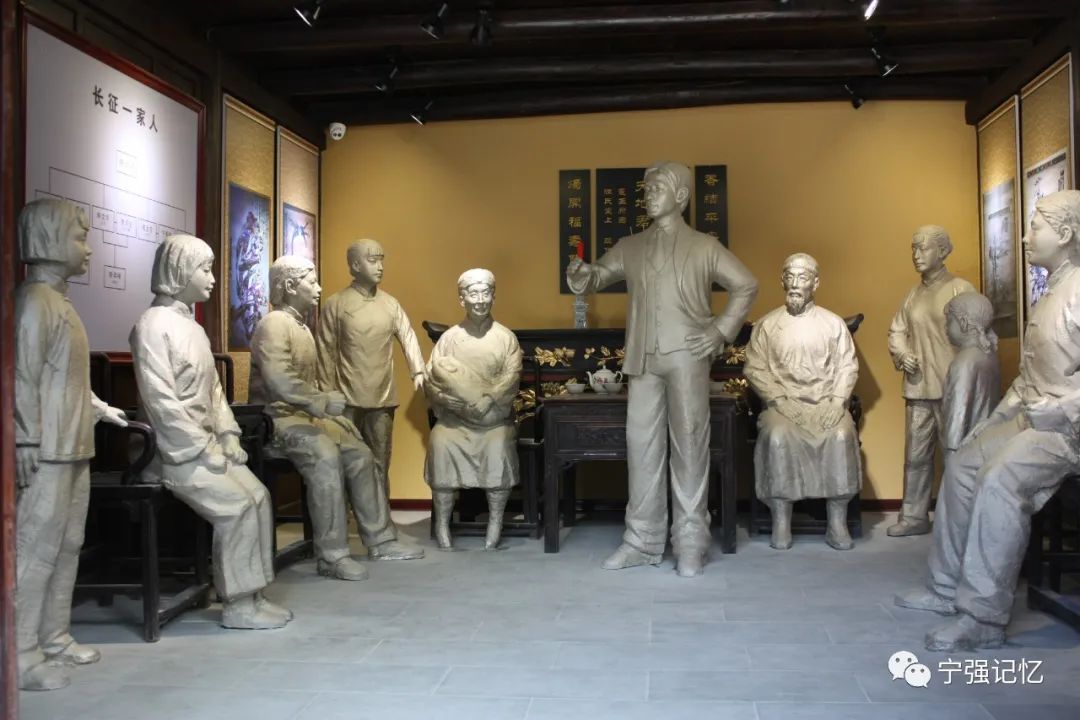 （陈锦章烈士故居中红军一家人雕塑）1955年，陈真仁被中国人民解放军授予