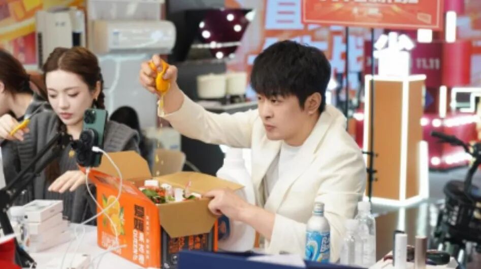 辛有志在直播带货。图片来源：辛选集团