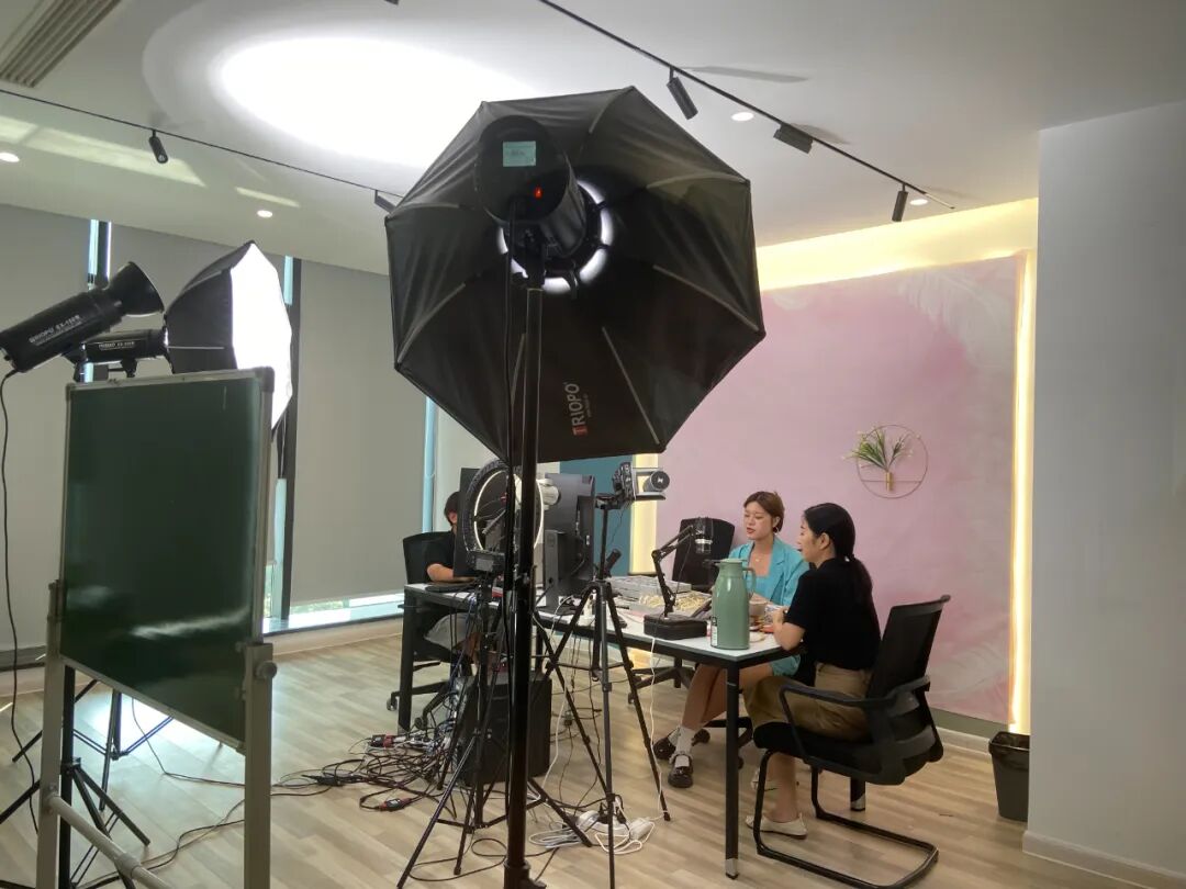 浙江某企业此前在直播。黄慧 摄