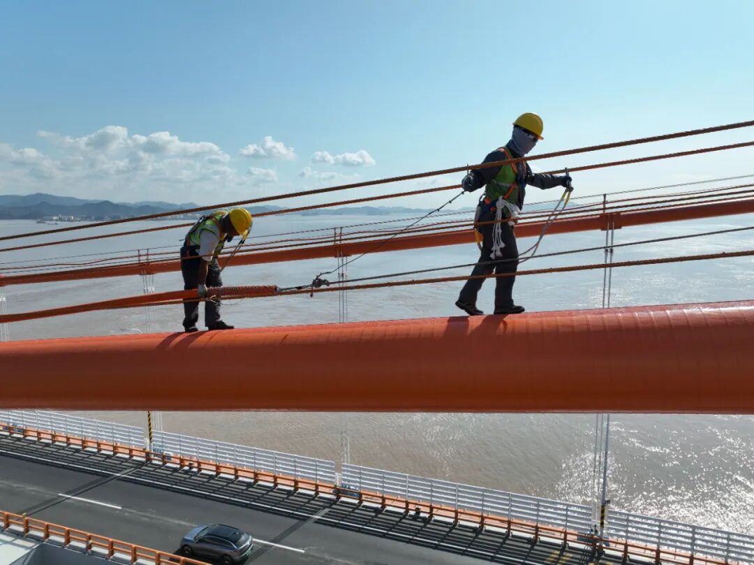 工作人员在主缆上安装送气管道。周炳宇&nbsp; 摄