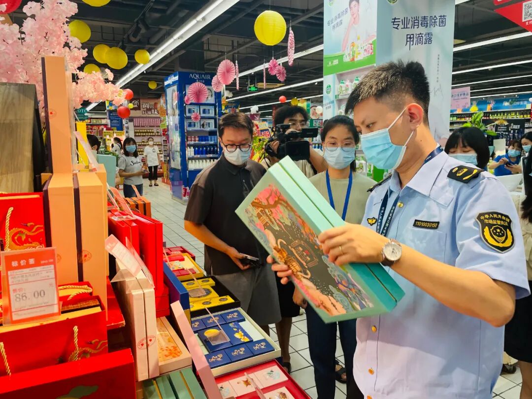 杭州市市场监管局执法人员正在检查。苏婷 摄