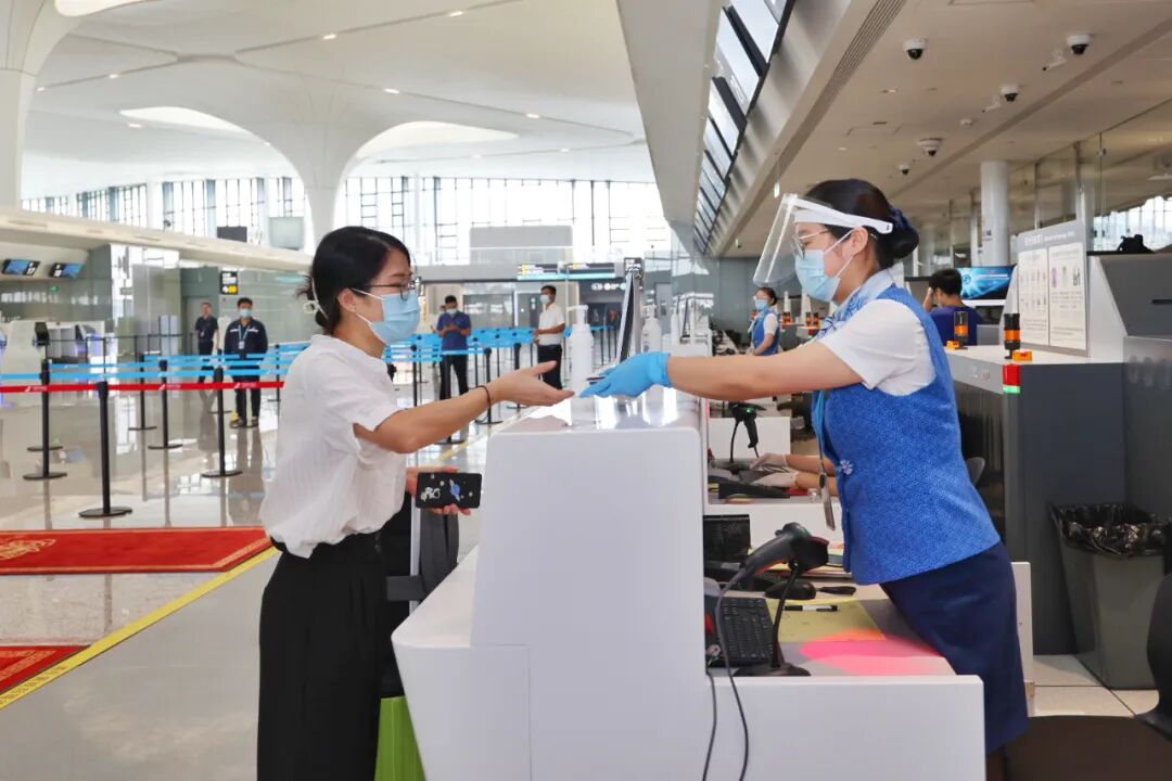 旅客办理行李托运.杭州机场 供图