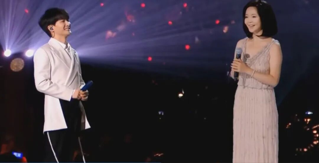 2022年江苏卫视跨年演唱会上，周深与“邓丽君”共同表演。图片来源：视频截图