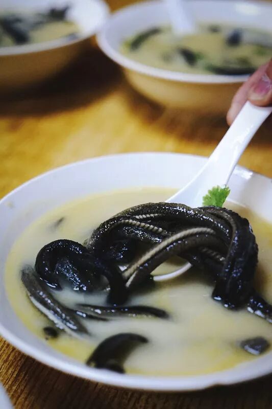 门头不大,但熙熙攘攘,络绎不绝的人流就说明了一切.