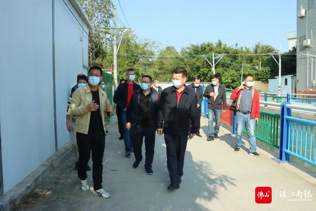 永丰村党委书记梁健锋介绍,永丰五村涌两岸整治前布满违章建筑,道路