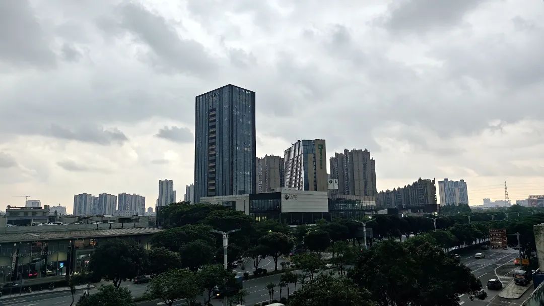 广东街头惊现线状雨