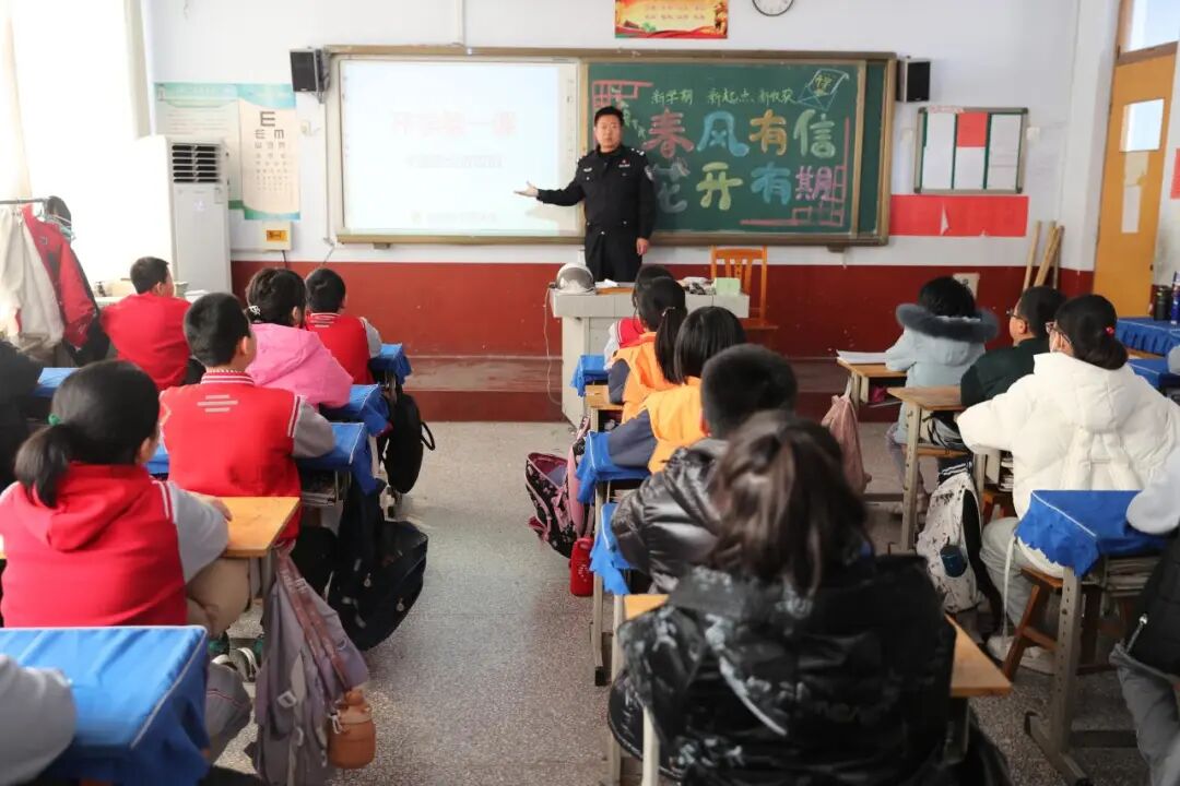 诸城交警走进校园讲好开学第一课