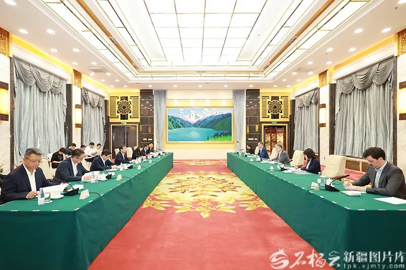 8月28日，自治区党委书记陈小江在乌鲁木齐会见来新疆参访的澳大利亚驻华大使吉思德。石榴云/新疆日报记者 崔志坚摄