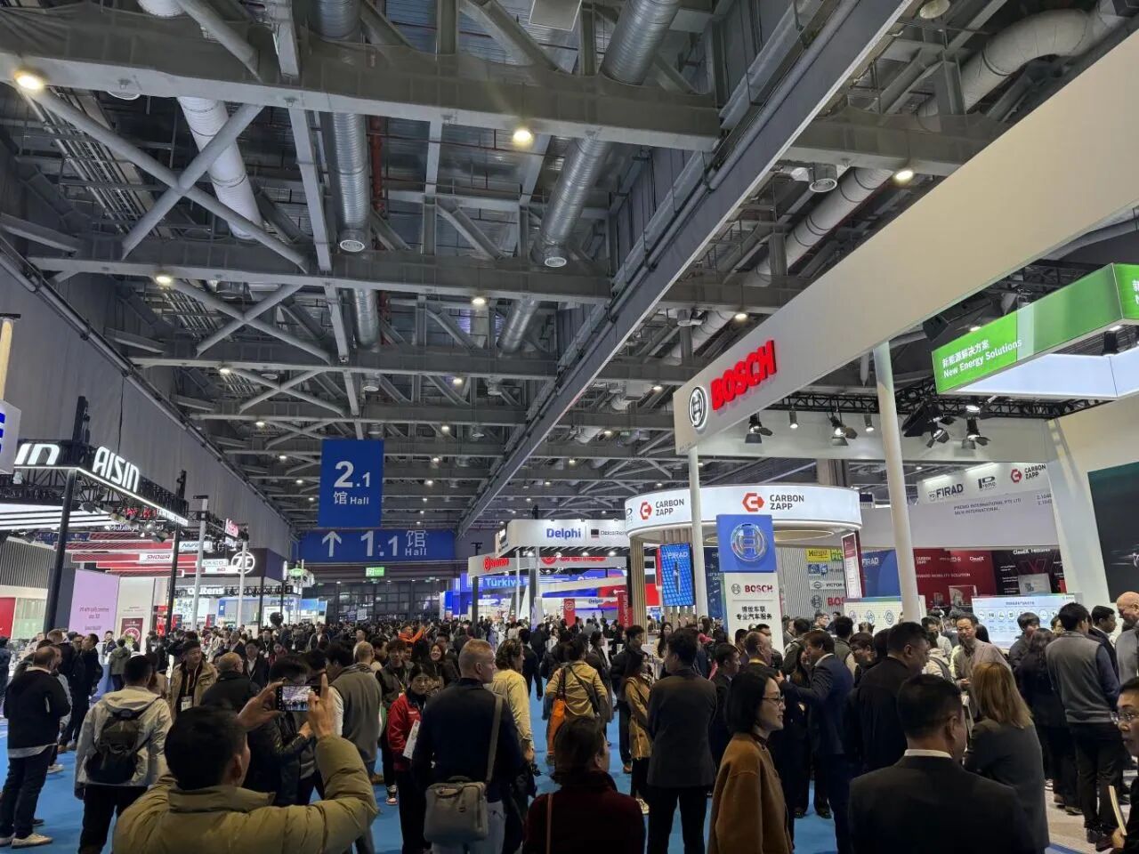 熊猫陪逛的上海汽配展，藏着汽车圈的未来密码