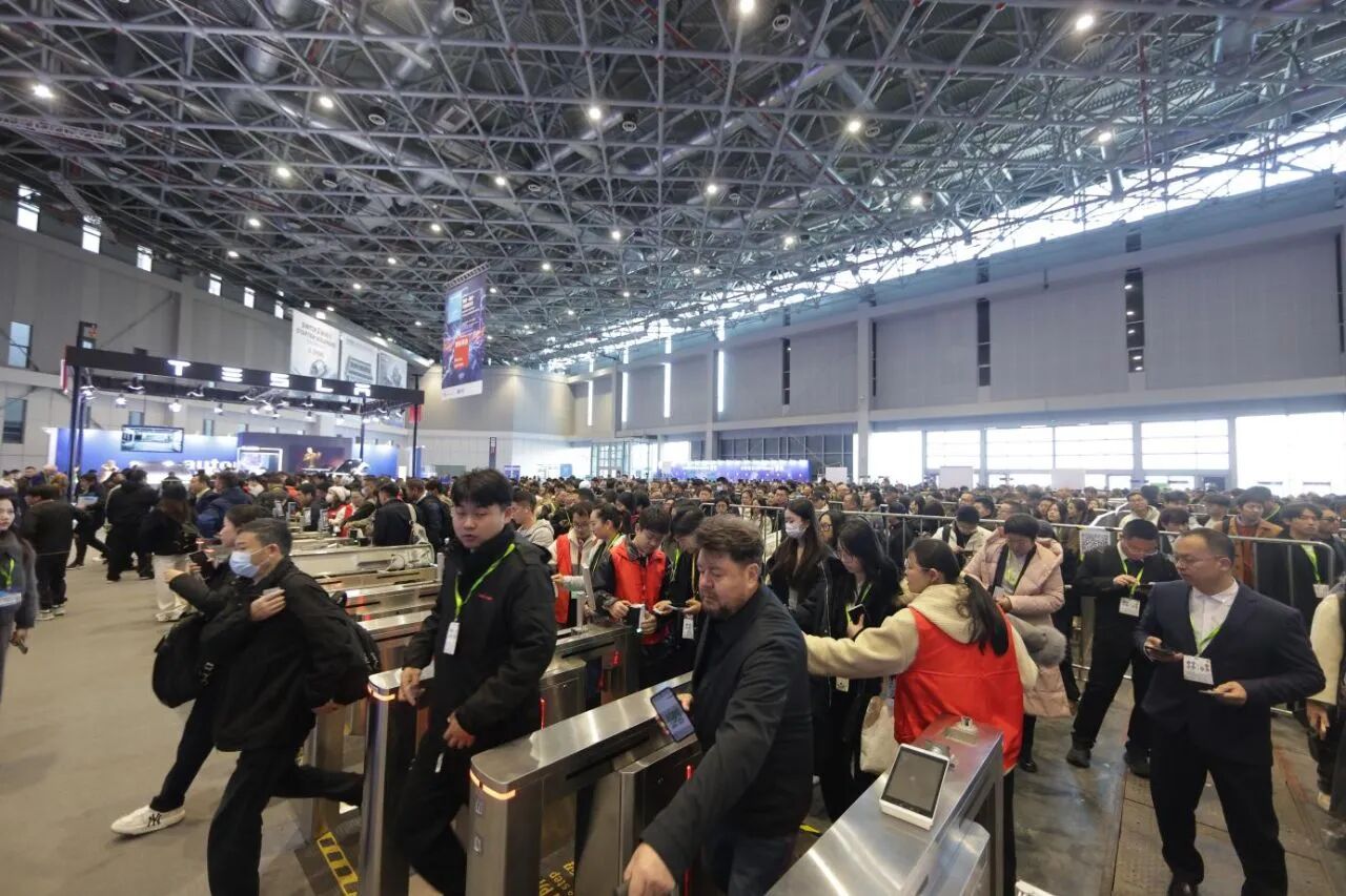 熊猫陪逛的上海汽配展，藏着汽车圈的未来密码