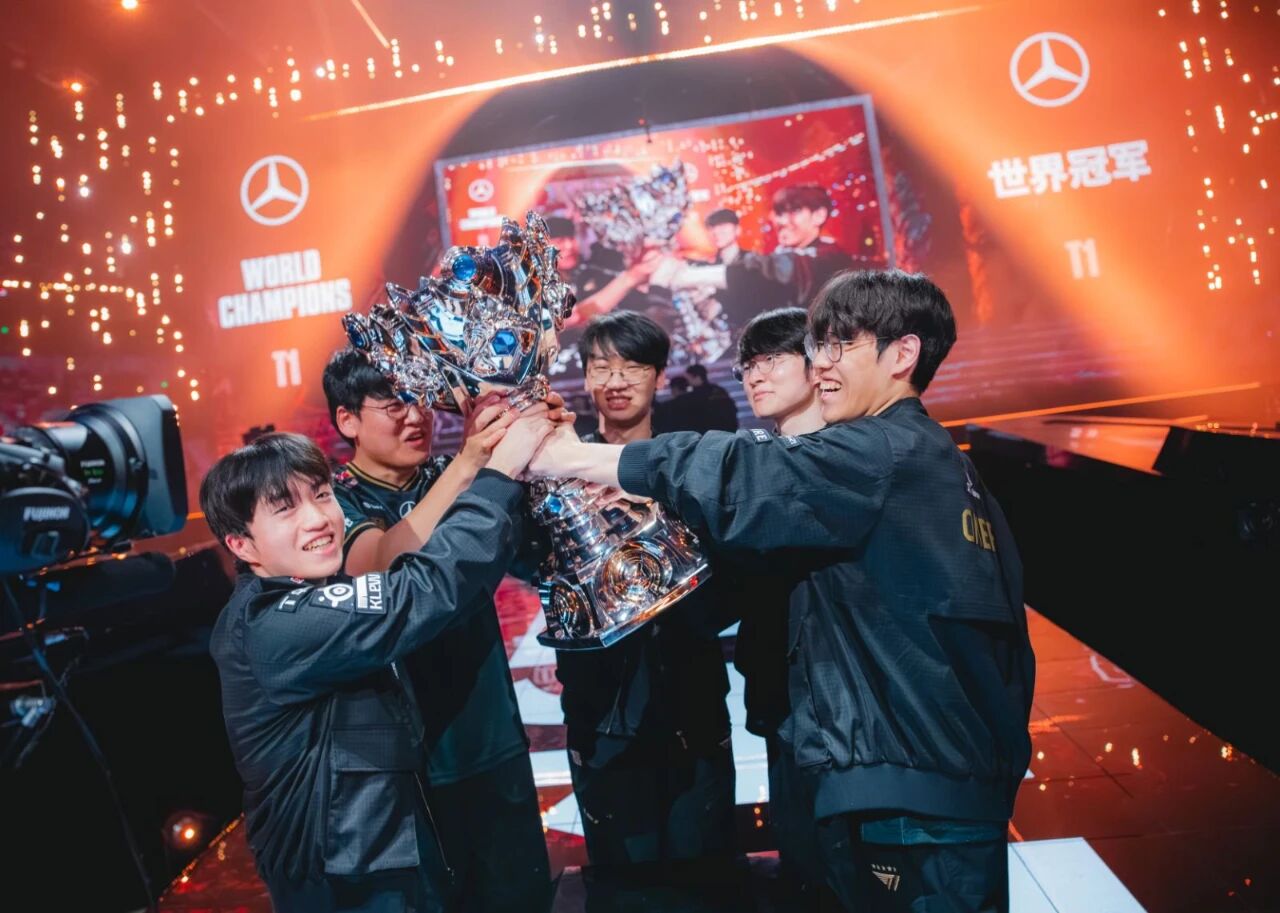 英雄勇攀新巅，奔驰满电赋能！2025 英雄联盟全球总决赛圆满收官