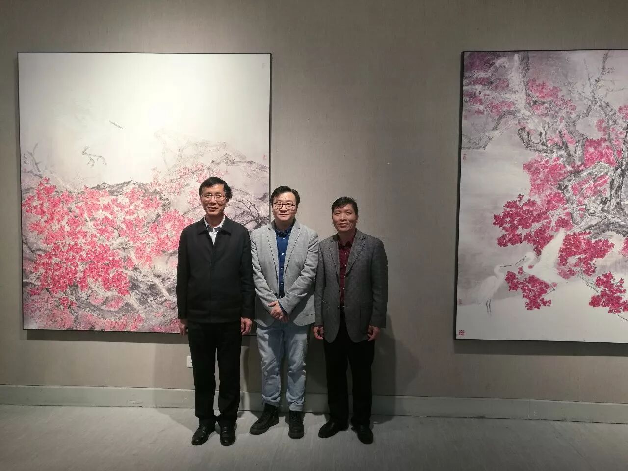 永定一中游远新校长一行参观流香映水胡育光中国画作品展