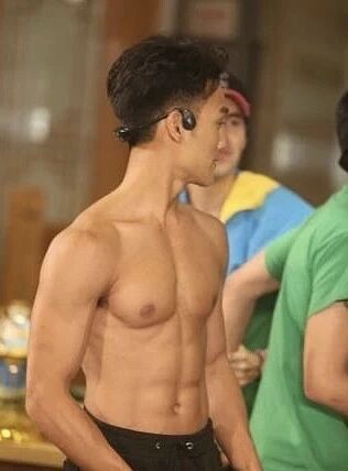 图片[7]-赵雅芝儿子被曝，六块腹肌+超高颜值！不愧是不老女神的儿子....-小蓝短视频