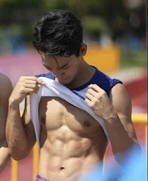 图片[5]-赵雅芝儿子被曝，六块腹肌+超高颜值！不愧是不老女神的儿子....-小蓝短视频