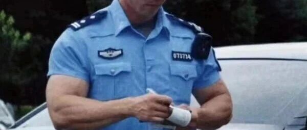 超级壮实的交警走红,成都版施瓦辛格!