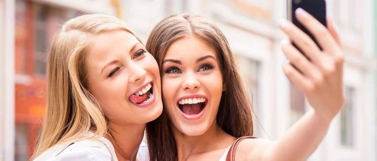 男生见面发烟，那么女生见面发什么？【囧图时刻】