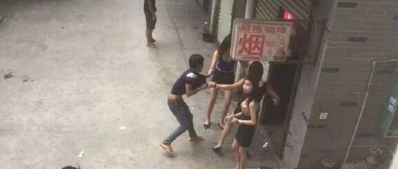 一名男子惨遭数名女性拉进屋内强制消费【囧】