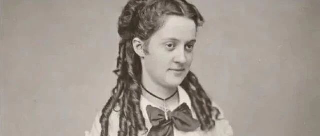 她宅在家80年，继承上亿遗产，近日她出门了【囧图时刻】