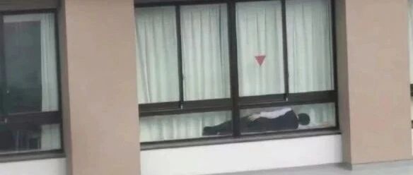 ​还有箭头指示，很贴心【囧图时刻】