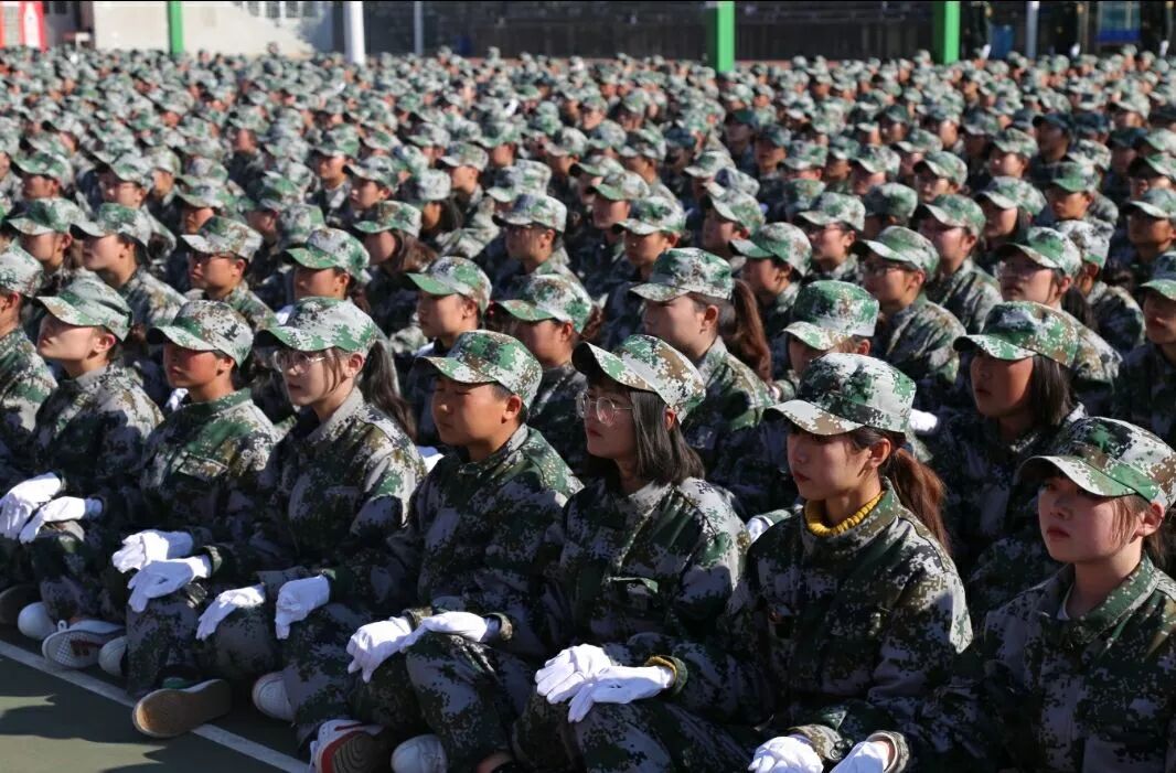 手语操同学们戴着白手套端正的比着每一个动作国是我的国,家是我的家