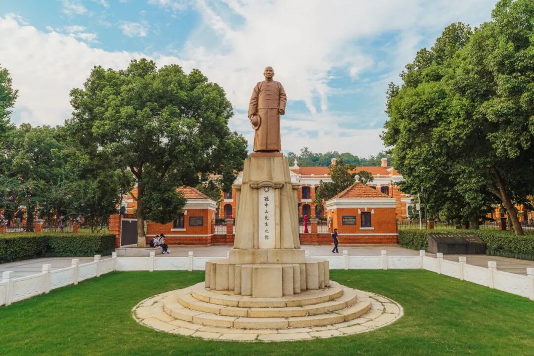 院，在阅马场还能瞻仰彭刘杨三烈士塑像、孙中山铜像、黄兴拜将台遗址。