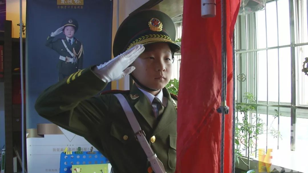 堅持7年！西安10歲男孩每天早上在家升國旗 網友：竟戳中了感動…… 親子 第5張