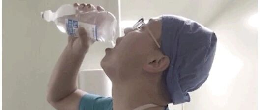 西安一医生术后“豪饮”葡萄糖走红，竟引网友质疑！本人回应......