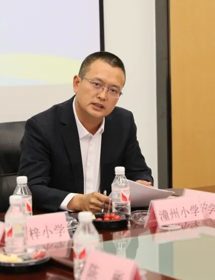 柏梓小学汇报▲潼南一中汇报▲朝阳小学汇报▲教师进修校汇报会上