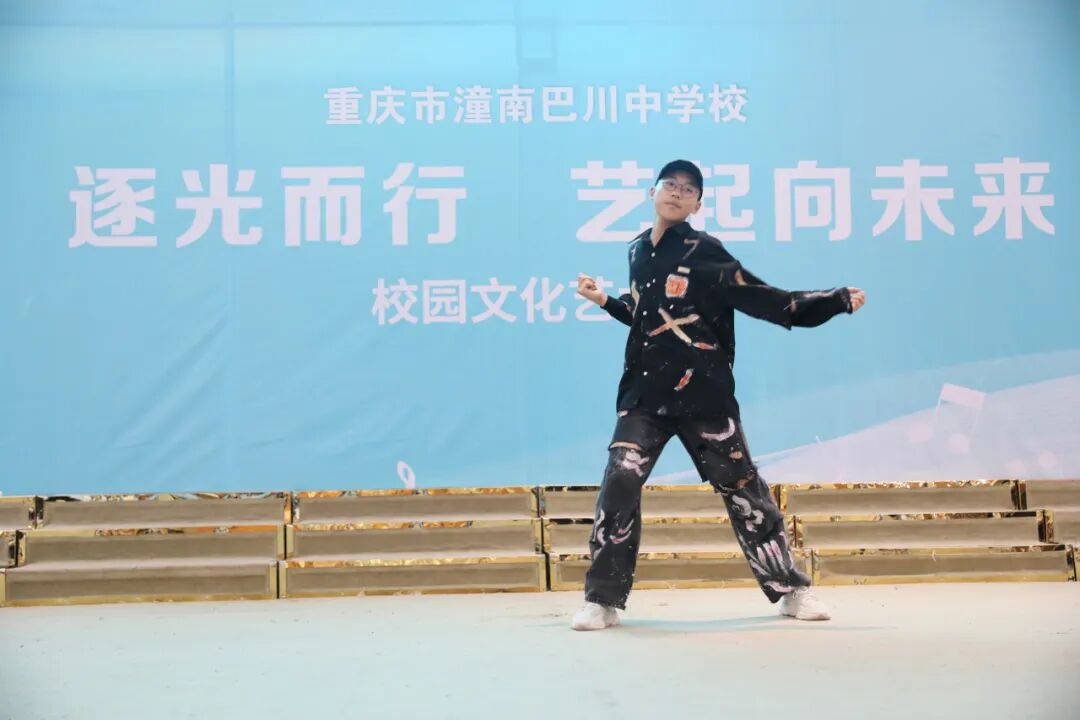 潼南巴川学子真是卧虎藏龙,人才济济,决赛舞台上共呈现了17个自编自导