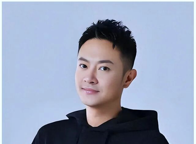 从当红小生到事业低谷,印小天的人生转折,来得又快又重;先是片场风波引发舆论围观,后来婚姻纠纷曝光,他接连经历了事业与生活的双重打