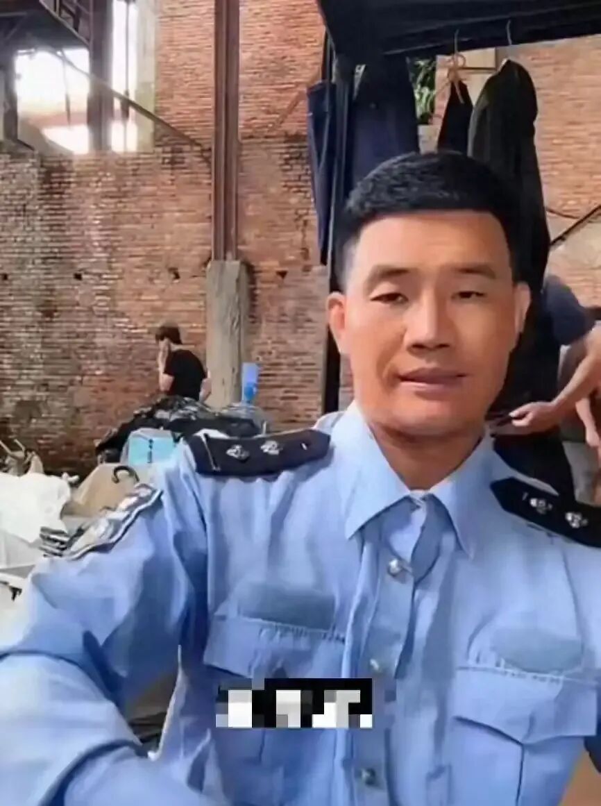 新华网批“嘎子”穿警服带货