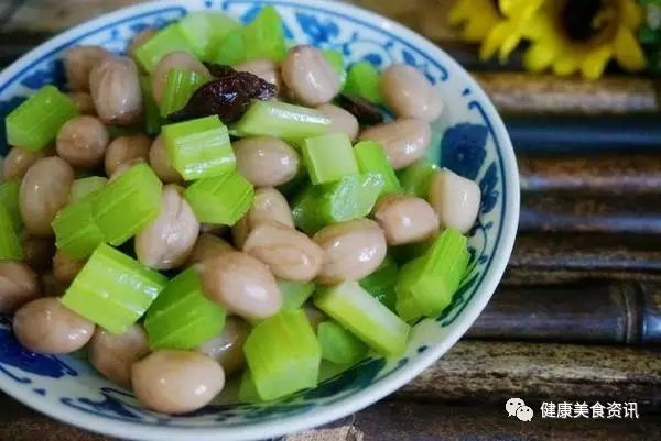 所需食材:花生米300克,芹菜2棵,鹽4克,八角2粒,水適量,香油少許做法:1