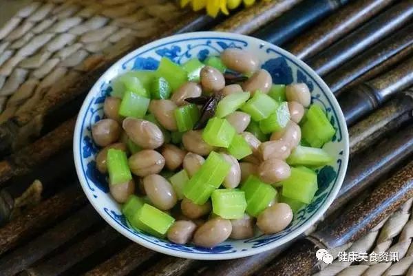 所需食材:花生米300克,芹菜2棵,鹽4克,八角2粒,水適量,香油少許做法:1