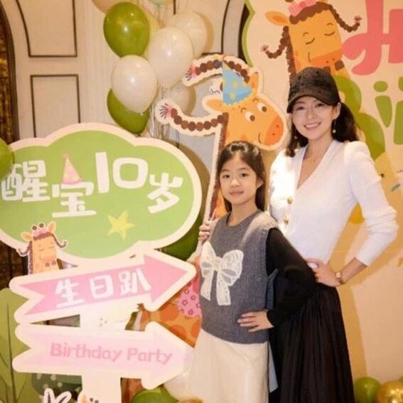 章子怡嫂子晒7口全家福!婆媳亲昵似母女太温馨