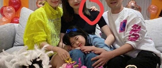 章子怡嫂子&ldquo;瓷婚&rdquo;晒全家福,章子怡爸妈罕见出镜