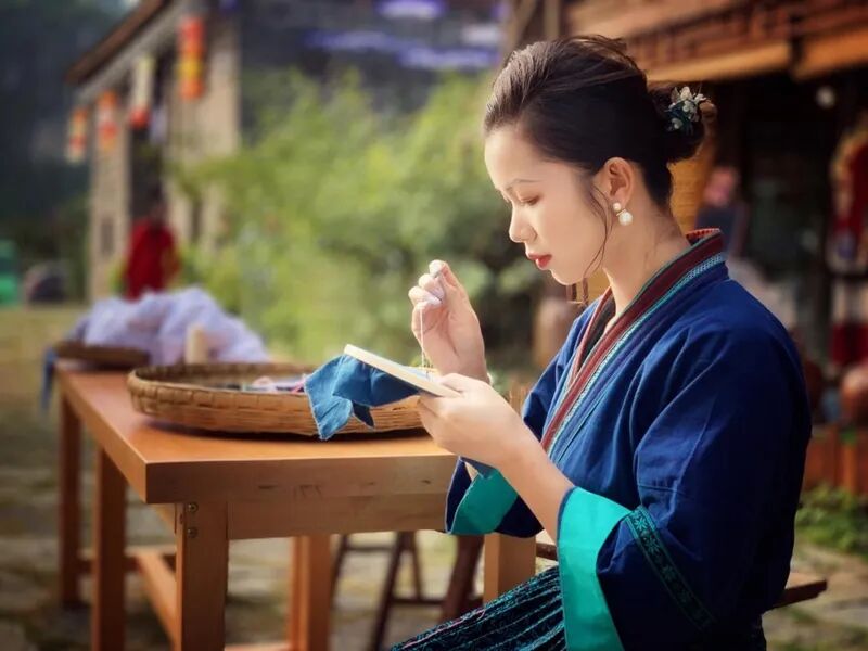 勤于学习技艺。 李利摄