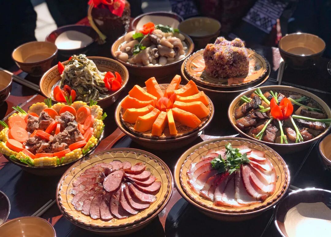 八大碗是布依族特色菜品,包括脆皮猪脚,红烧肉炖豆腐果,佛手瓜炖猪皮