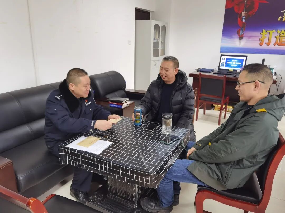 印江县公安局党委开展春节走访慰问67