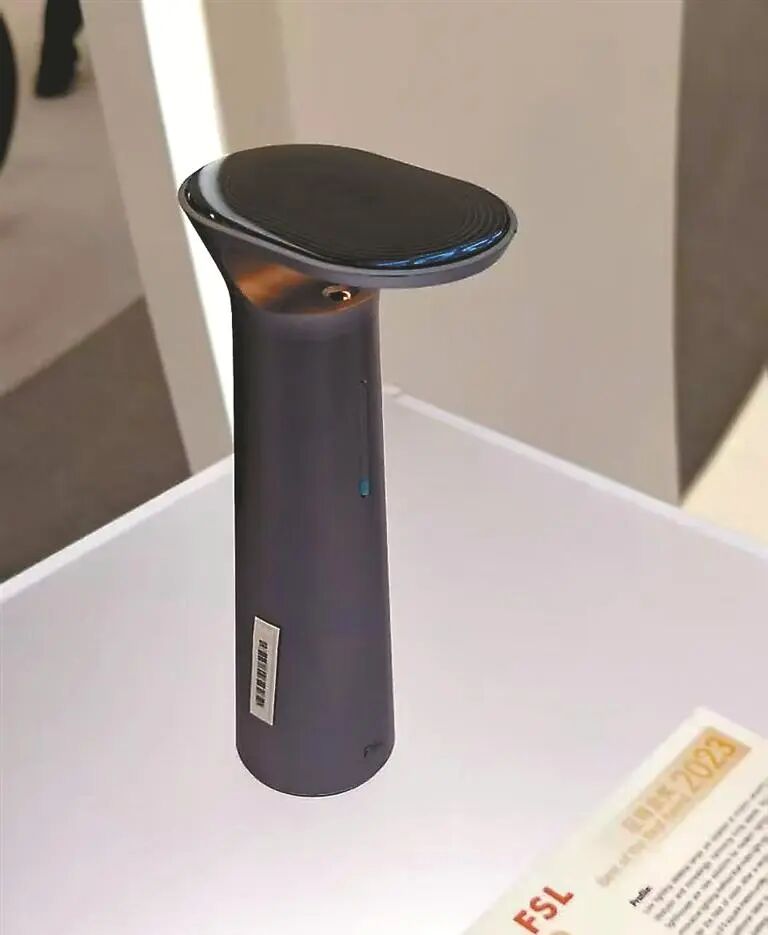 2023年，这款低位照明桌灯成功拿下广交会设计创新奖（CF奖）唯一至尊金奖。 