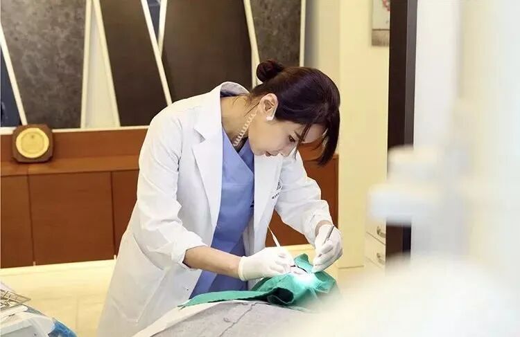 【美女】52岁“最美直男斩”火爆全球，初恋脸马甲线撩倒百万网友：啊啊还我女朋友（组图） - 13