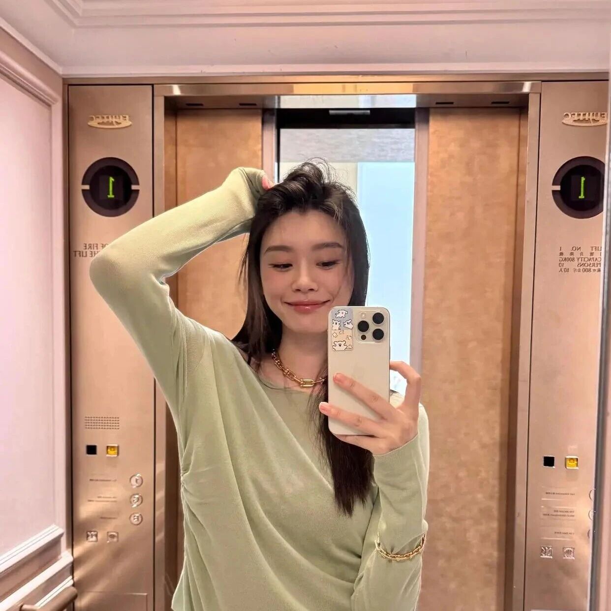 奚梦瑶在中环素颜吃饭被偶遇!手边粉色史努比水杯抢镜,吃的也不少,脸上有斑却不在意