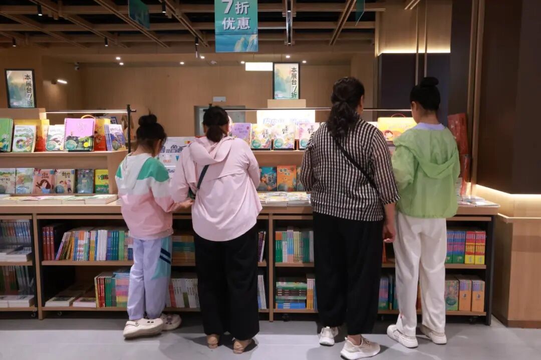 当地群众到喀什书展购书、阅读