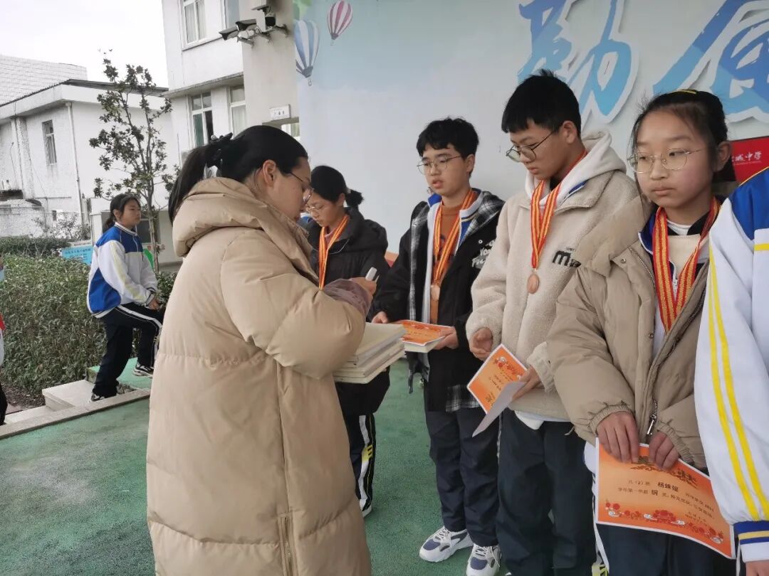 携手共奋进一起向未来记黄岩区北城中学2021学年第二学期开学典礼