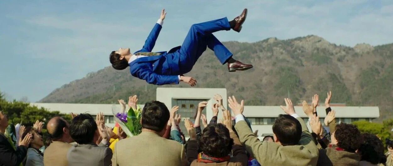 你在大厂“996”，我在备考公务员，我们都有光明的未来