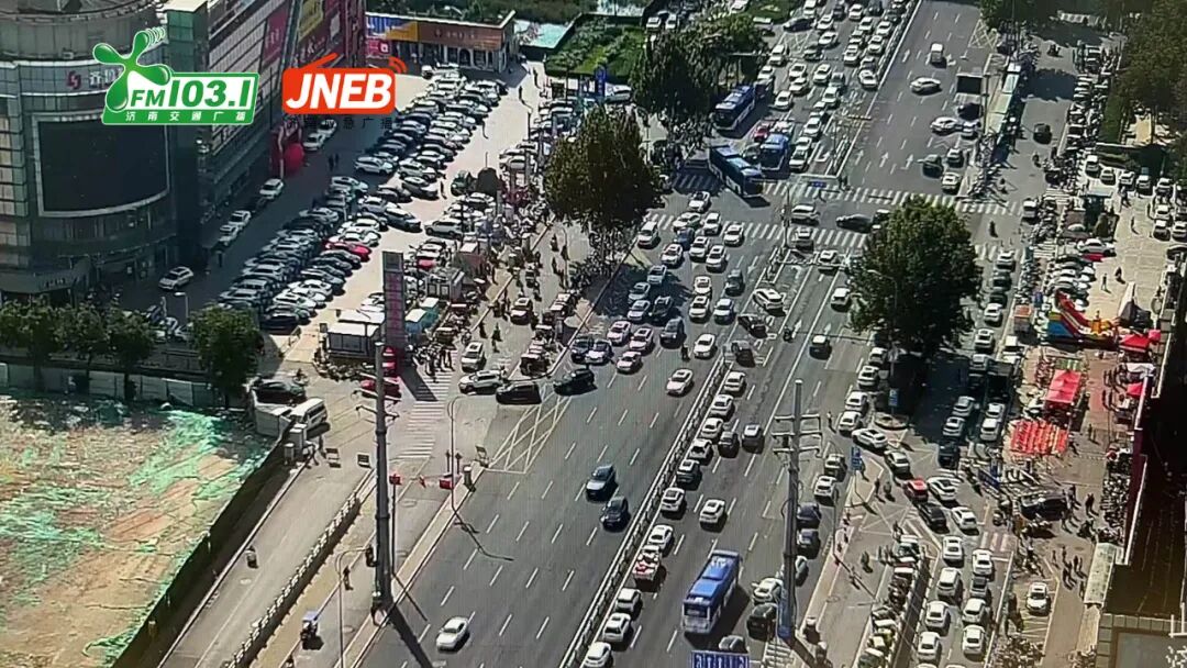 避让。10:33受游园流量较大影响，目前济泺路动物园路段南北双向车辆缓行